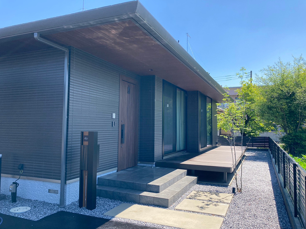シンプルモダン アスファルト外構