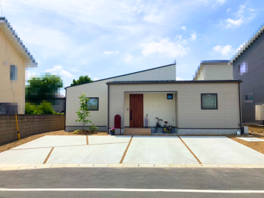 スリット駐車場のナチュラル外構