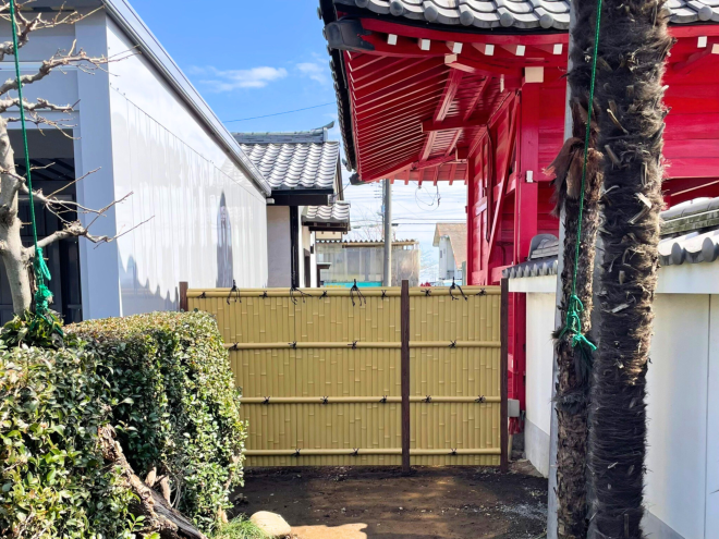 電動開閉ガレージと人工竹垣