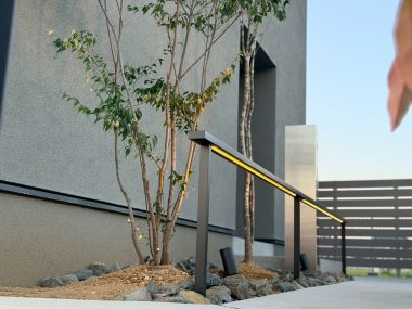 植物と照明ゆたかなスマート新築外構